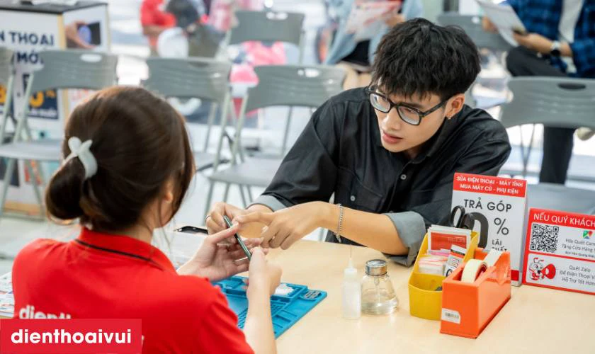 Quy tr&igrave;nh thay m&agrave;n h&igrave;nh Xiaomi chuy&ecirc;n nghiệp lấy liền tại Điện Thoại Vui