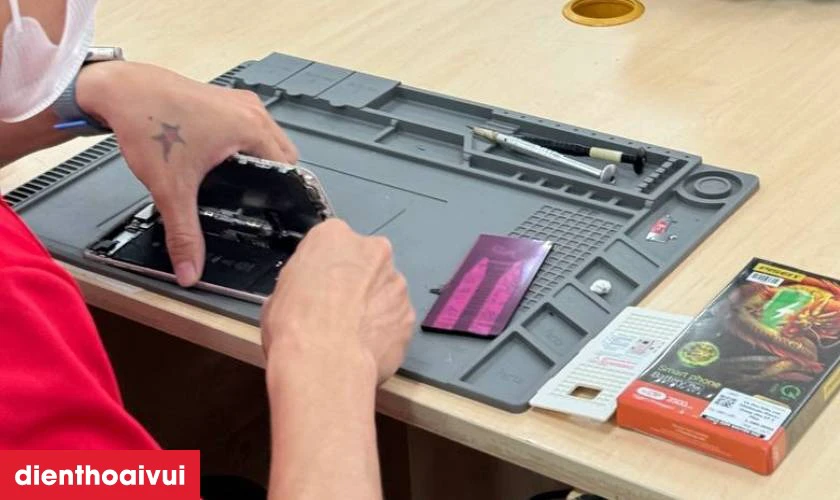 Quy tr&igrave;nh thay m&agrave;n h&igrave;nh Xiaomi Poco C51 chuy&ecirc;n nghiệp lấy liền tại Điện Thoại Vui