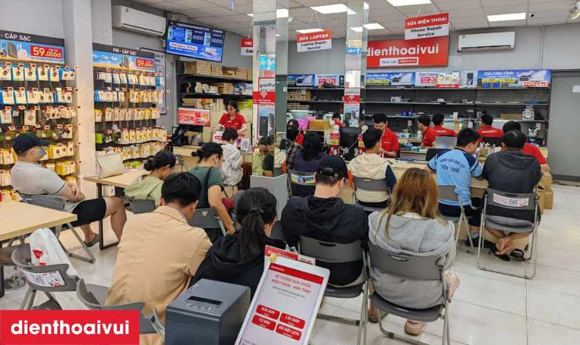 Cửa h&agrave;ng thay m&agrave;n h&igrave;nh Xiaomi Poco F4 Pro ở đ&acirc;u uy t&iacute;n, lấy liền lại TPHCM v&agrave; H&agrave; Nội
