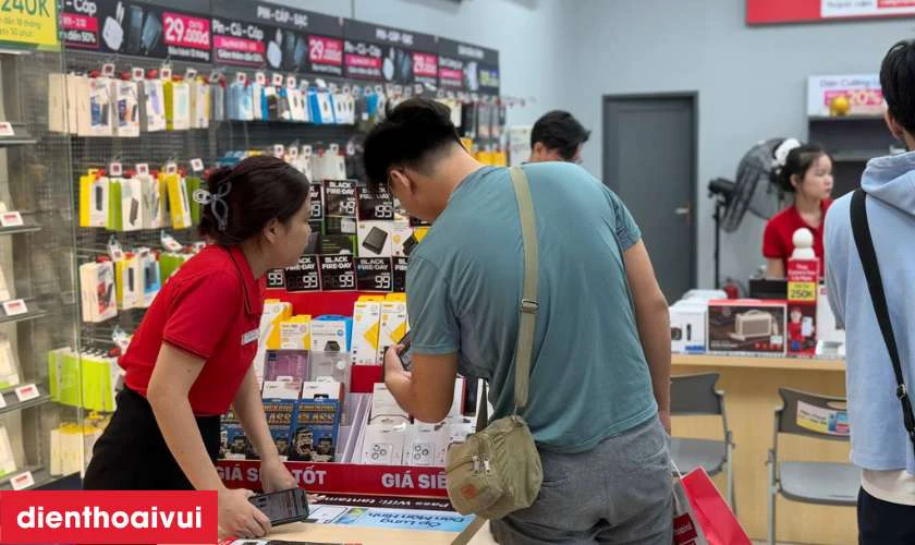 Nh&acirc;n vi&ecirc;n hướng dẫn sử dụng v&agrave; bảo h&agrave;nh