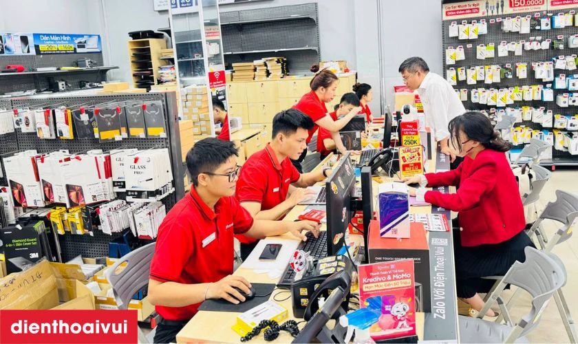 Kỹ thuật vi&ecirc;n kiểm tra kỹ lưỡng mức độ hư hại của m&agrave;n h&igrave;nh
