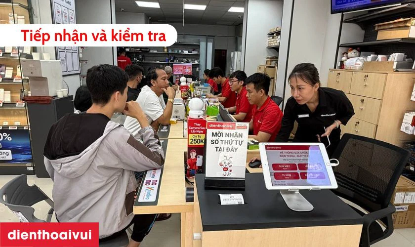 Kỹ thuật vi&ecirc;n sẽ tiếp nhận m&aacute;y từ trực tiếp kh&aacute;ch h&agrave;ng