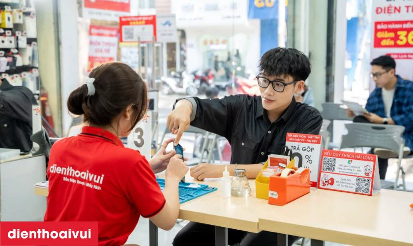 Dịch vụ thay m&agrave;n h&igrave;nh Xiaomi Poco X3 NFC ch&iacute;nh h&atilde;ng, lấy liền tại Điện Thoại Vui