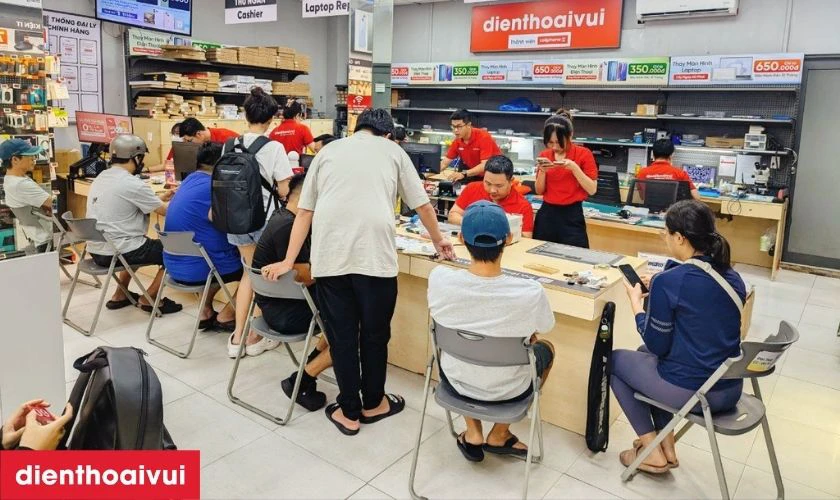 Nh&acirc;n vi&ecirc;n sẽ giao m&aacute;y lại cho bạn kiểm tra lại