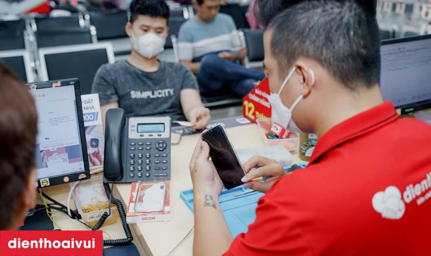 Nh&acirc;n vi&ecirc;n sẽ hướng dẫn bạn ho&agrave;n tất thủ tục nhanh ch&oacute;ng