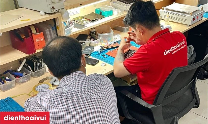 Kỹ thuật vi&ecirc;n sẽ th&aacute;o m&agrave;n h&igrave;nh cũ v&agrave; lắp đặt m&agrave;n h&igrave;nh mới