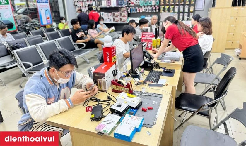 Kh&aacute;ch h&agrave;ng sẽ kiểm tra lại m&aacute;y để đảm bảo m&agrave;n h&igrave;nh hoạt động tốt