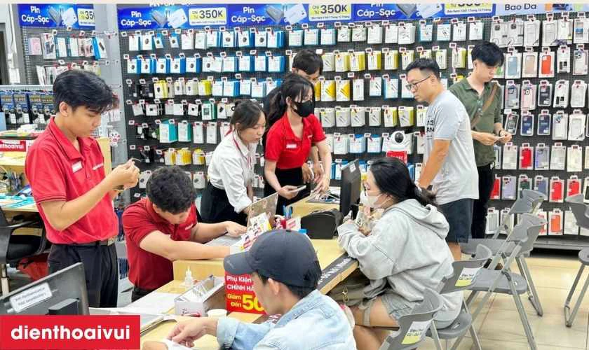 Dịch vụ thay linh kiện ch&iacute;nh h&atilde;ng, lấy liền tại Điện Thoại Vui