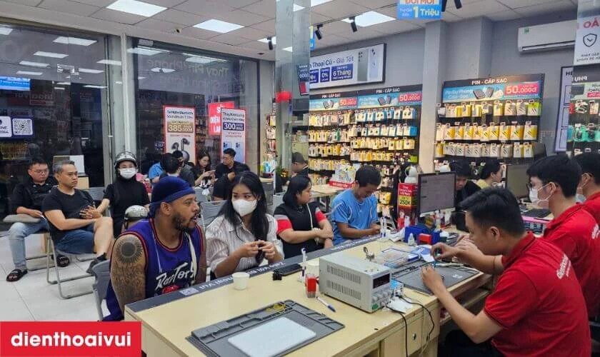 Kh&aacute;ch h&agrave;ng được hướng dẫn kiểm tra lại m&aacute;y
