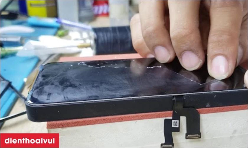 Phân biệt giữa thay màn hình và ép kính màn hình