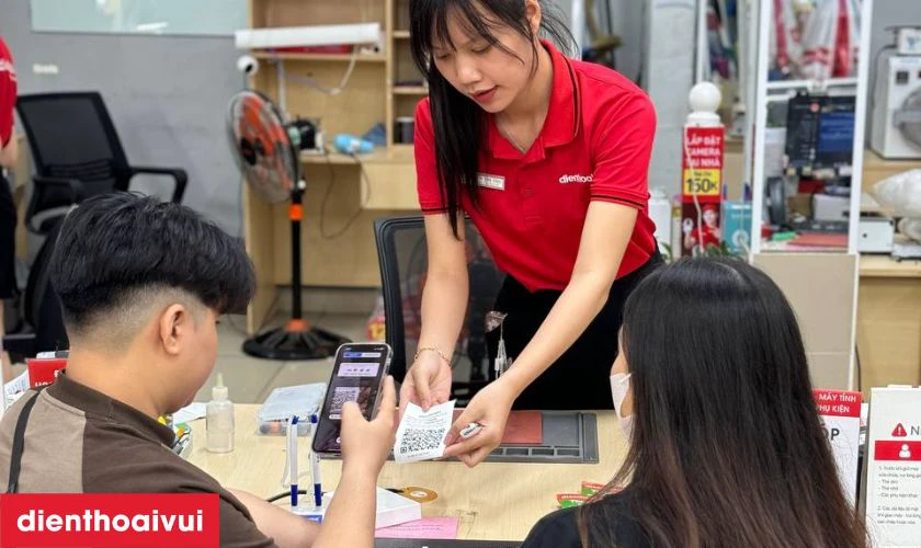 Khách hàng sẽ kiểm tra Xiaomi Redmi A1 lần cuối để xác nhận mọi thứ hoạt động tốt