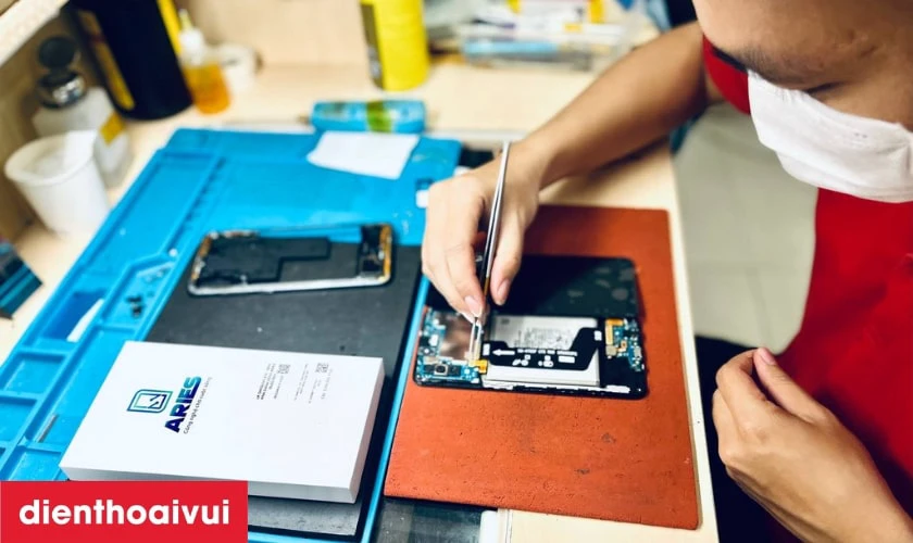 Quy tr&igrave;nh thay m&agrave;n h&igrave;nh điện thoại Xiaomi Redmi Note 10 chuy&ecirc;n nghiệp, minh bạch tại Điện Thoại Vui