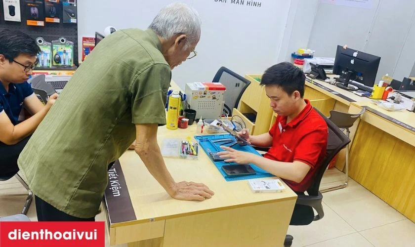 hi kh&aacute;ch h&agrave;ng đồng &yacute;, kỹ thuật vi&ecirc;n tiến h&agrave;nh thay m&agrave;n h&igrave;nh