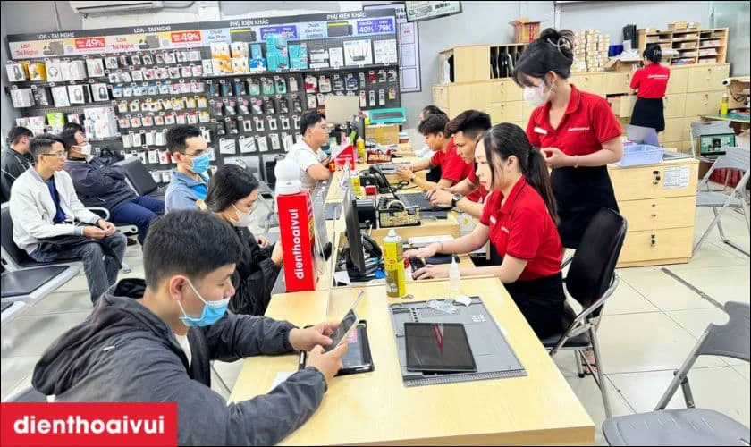 Dịch vụ thay m&agrave;n h&igrave;nh Xiaomi Redmi Note 13 ch&iacute;nh h&atilde;ng, lấy liền tại Điện Thoại Vui