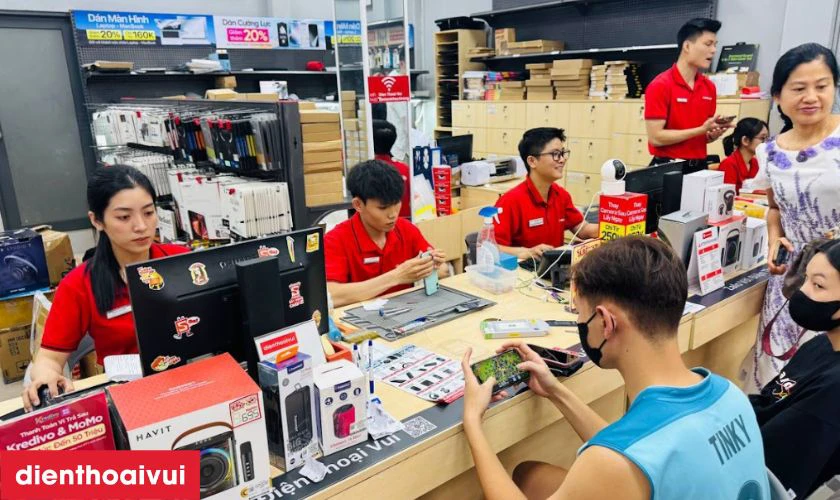 Tiến hành thay màn hình GENA cho điện thoại