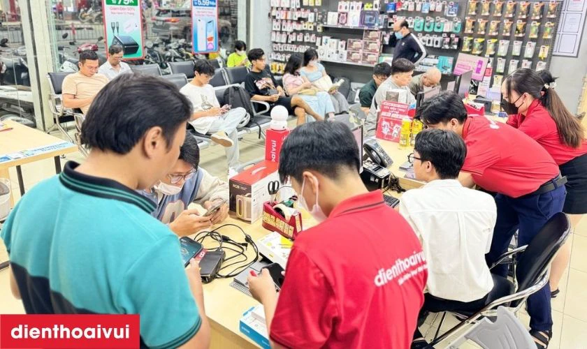 Kỹ thuật viên kiểm tra kỹ lưỡng màn hình điện thoại