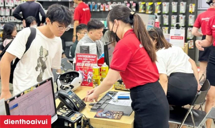 Khách hàng được nhận lại máy và kiểm tra
