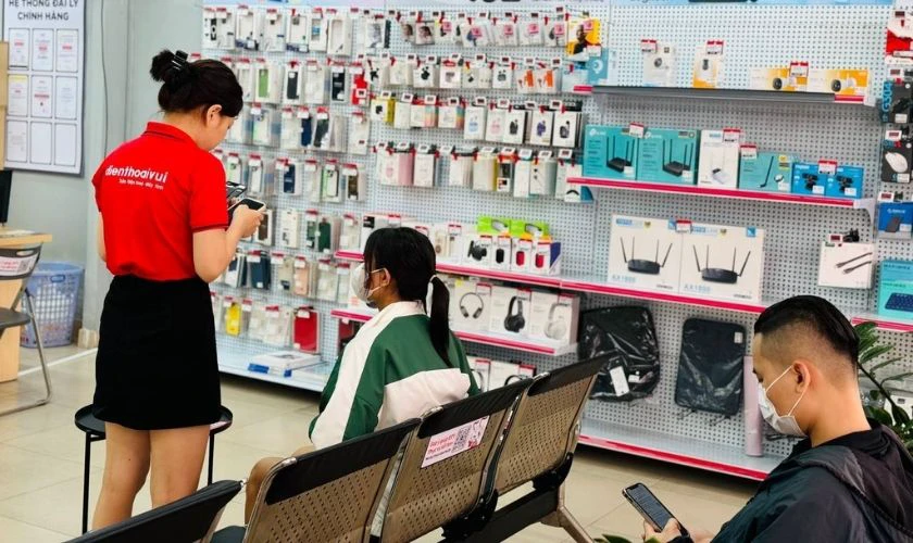 Quy tr&igrave;nh thay mặt k&iacute;nh điện thoại tại Điện Thoại Vui
