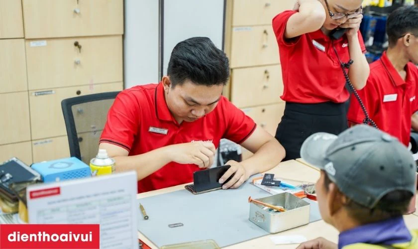 Quy tr&igrave;nh thay mặt k&iacute;nh Galaxy Note 10+ chuy&ecirc;n nghiệp tại Điện Thoại Vui