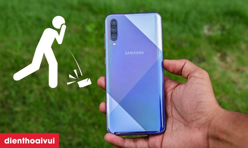 Rơi vỡ va đập mạnh l&agrave;m hư hỏng nắp lưng điện thoại Samsung A50s cần thay mới