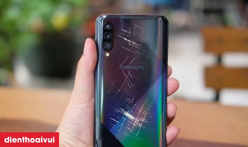Trầy xước, nứt vỡ l&agrave; dấu hiệu thường gặp cần thay nắp lưng mới để khắc phục