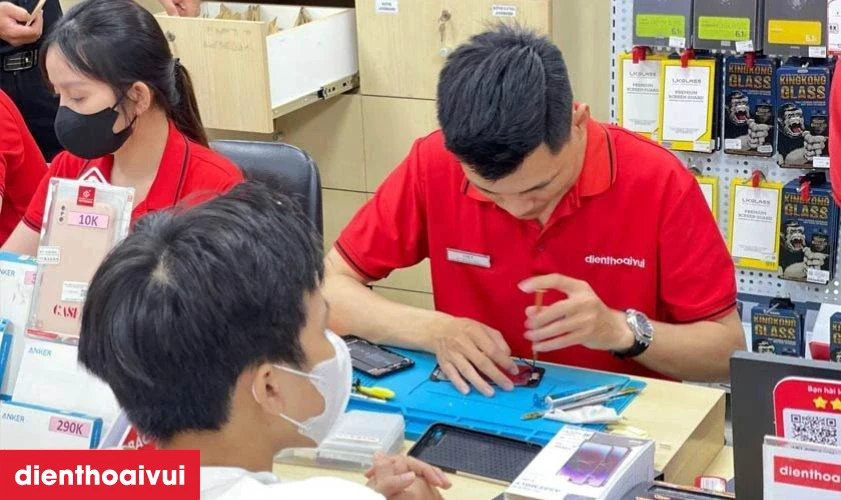 Quy tr&igrave;nh thay n&uacute;t volume lấy liền tại Điện Thoại Vui