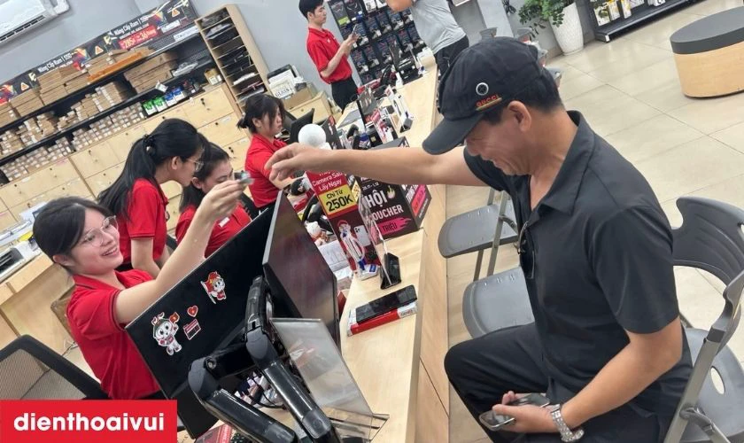 Đồng hồ được b&agrave;n giao lại cho kh&aacute;ch h&agrave;ng kiểm tra