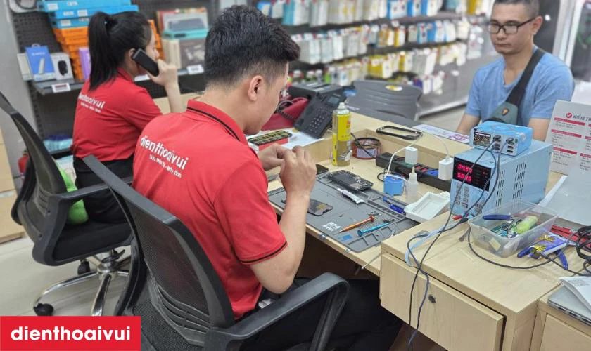Thay pin MacBook Retina 2017 12 inch A1534 99.8 WH ch&iacute;nh h&atilde;ng, gi&aacute; tốt tại Điện Thoại Vui