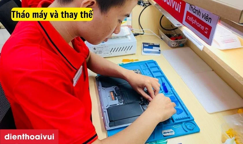 M&aacute;y sẽ được mở ra một c&aacute;ch cẩn thận v&agrave; pin mới sẽ được lắp v&agrave;o theo quy chuẩn kỹ thuật