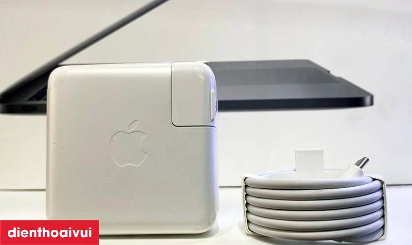 Sử dụng bộ sạc pin MacBook ch&iacute;nh h&atilde;ng