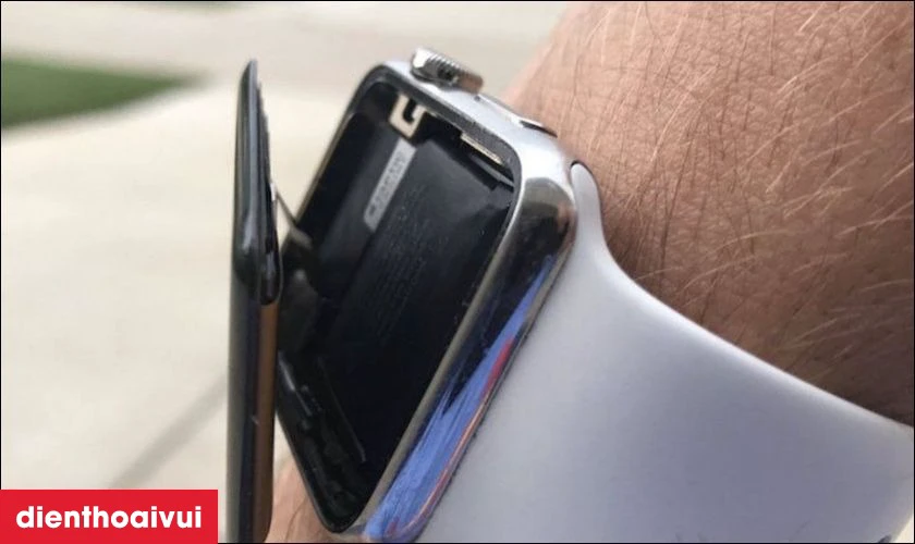 Pin chai phồng l&agrave; dấu hiệu cần thay pin mới cho Apple Watch