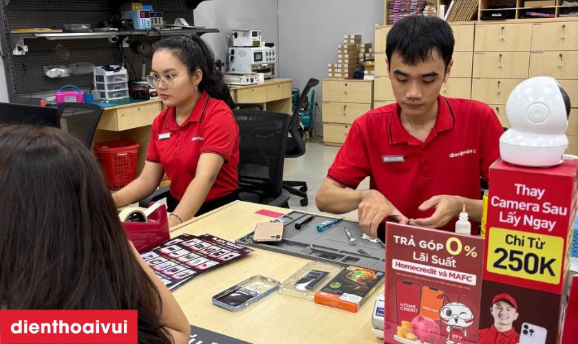 Kỹ thuật vi&ecirc;n kiểm tra t&igrave;nh trạng Apple Watch