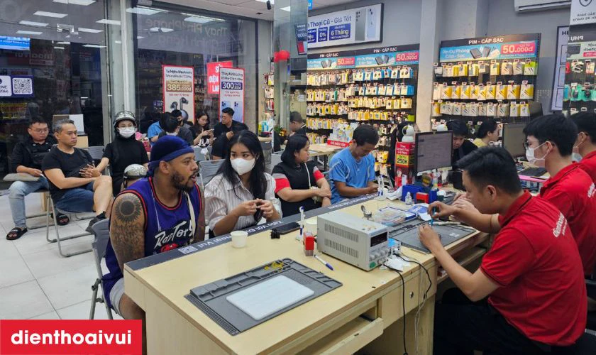 Tại bàn sửa chữa, kỹ thuật viên tiến hành tháo pin cũ ra và lắp pin mới vào
