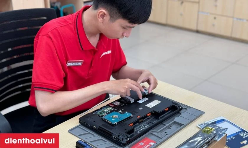 Quy tr&igrave;nh thay pin laptop Dell Inspiron 15 5559&nbsp;tại Điện Thoại Vui