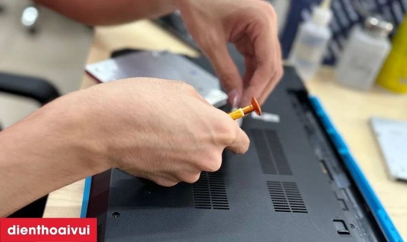 Quy tr&igrave;nh thay pin laptop Dell Inspiron 5468 tại Điện Thoại Vui