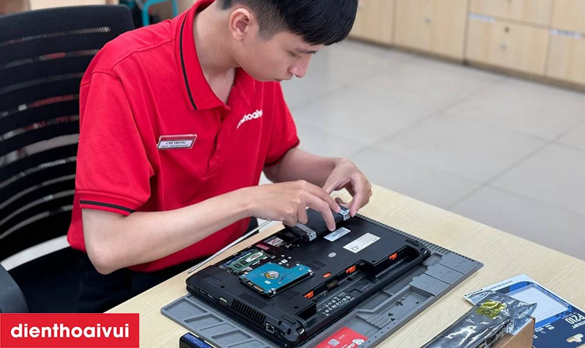 Tiến h&agrave;nh th&aacute;o m&aacute;y v&agrave; thay thế pin mới