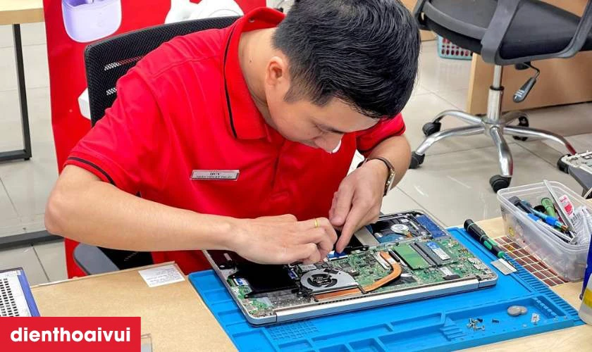 Kỹ thuật viên sẽ tiến hành tháo máy và thay pin cho thiết bị