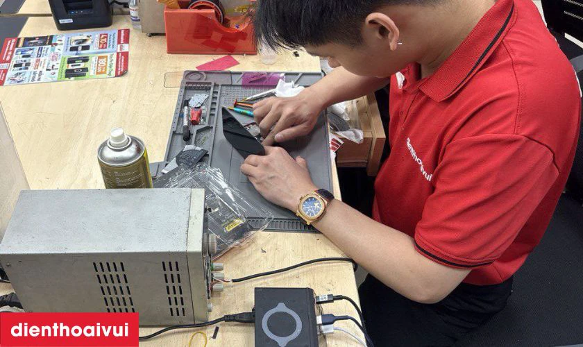 Quy tr&igrave;nh thay pin điện thoại Honor lấy liền tại Điện Thoại Vui