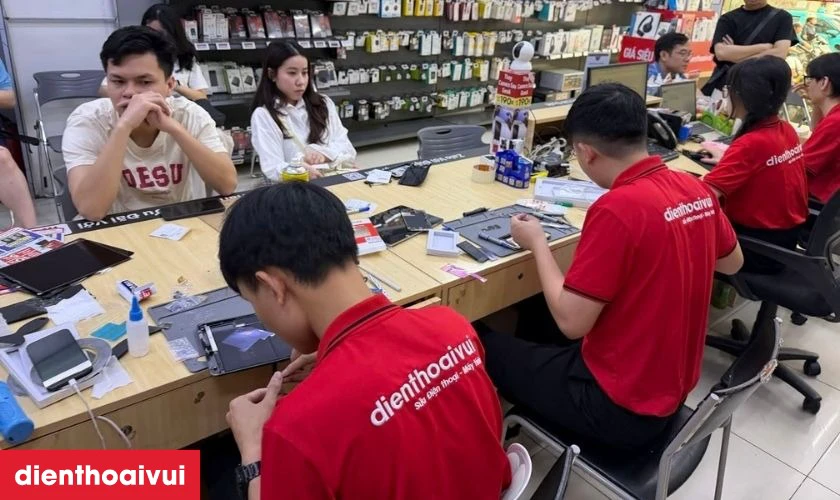 Quy tr&igrave;nh thay pin điện thoại LG chuy&ecirc;n nghiệp tại Điện Thoại Vui