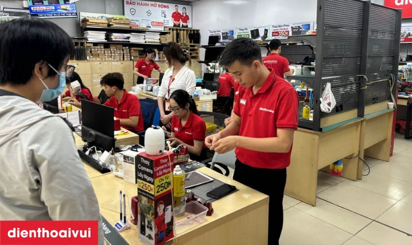 Sau khi lắp pin mới, thiết bị sẽ được kiểm tra lại toàn bộ các chức năng