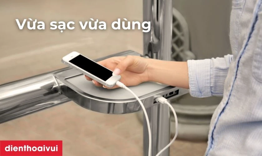 Vừa sạc pin vừa d&ugrave;ng điện thoại