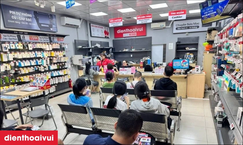 Mang m&aacute;y đến cửa h&agrave;ng Điện Thoại Vui gần nhất để thay pin