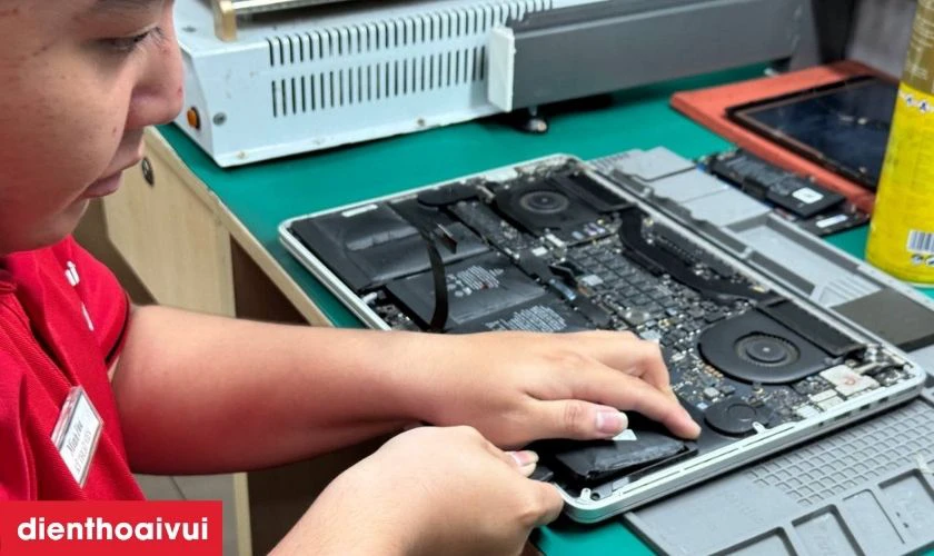 Sau khi ho&agrave;n tất việc thay pin, kỹ thuật vi&ecirc;n sẽ kiểm tra lại to&agrave;n bộ m&aacute;y