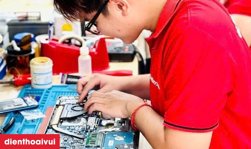 Kỹ thuật vi&ecirc;n kiểm tra, tư vấn v&agrave; b&aacute;o gi&aacute; dịch vụ chi tiết cho kh&aacute;ch h&agrave;ng