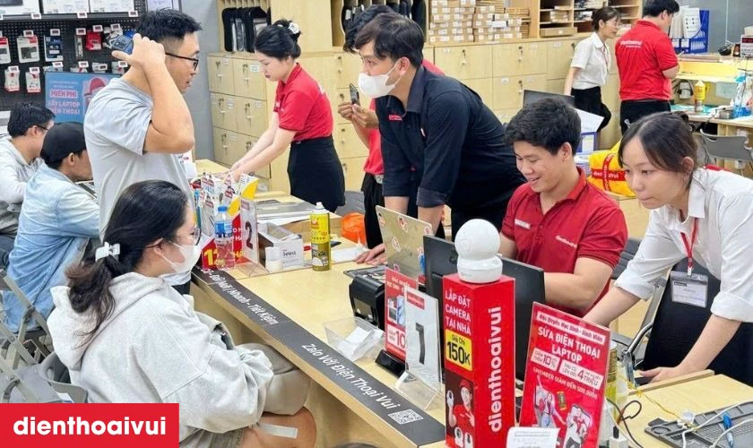Kh&aacute;ch h&agrave;ng kiểm tra m&aacute;y kỹ lưỡng trước khi thanh to&aacute;n dịch vụ