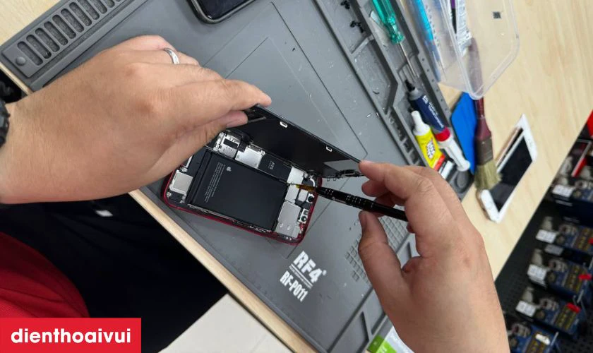 Sau khi thay pin, kỹ thuật vi&ecirc;n kiểm tra lại để đảm bảo m&aacute;y hoạt động ổn định