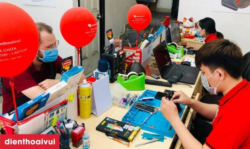 Dịch vụ thay pin linh kiện lấy liền tại Điện Thoại Vui