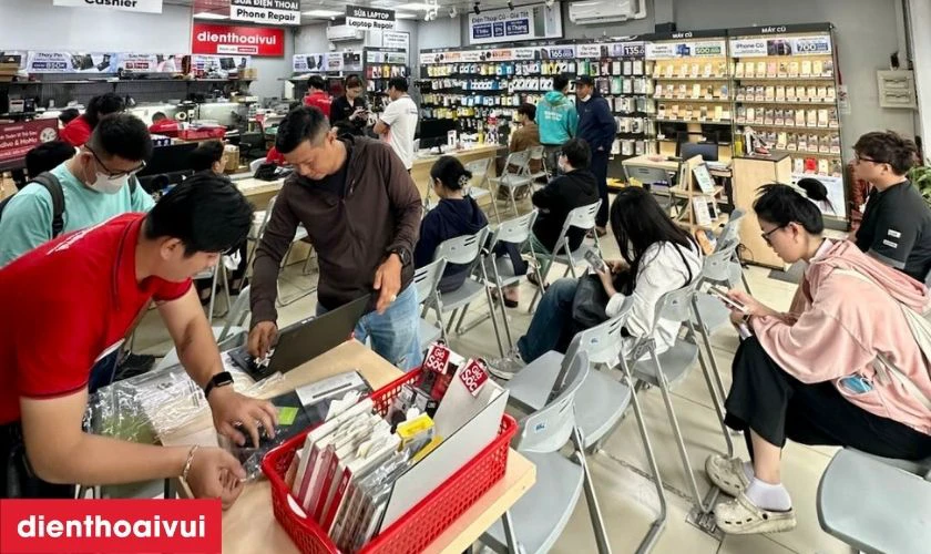 Khách hàng bàn giao thiết bị, nhân viên lắng nghe mô tả lỗi