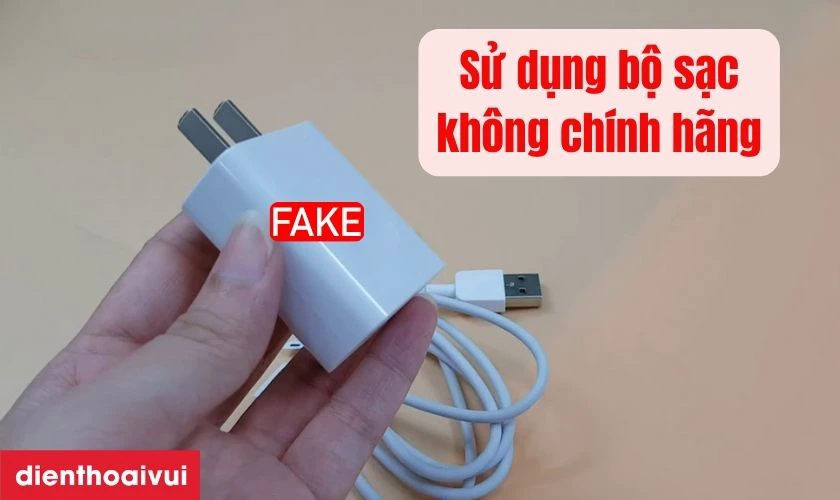 Sử dụng sạc kh&ocirc;ng ch&iacute;nh h&atilde;ng dễ l&agrave;m chai pin