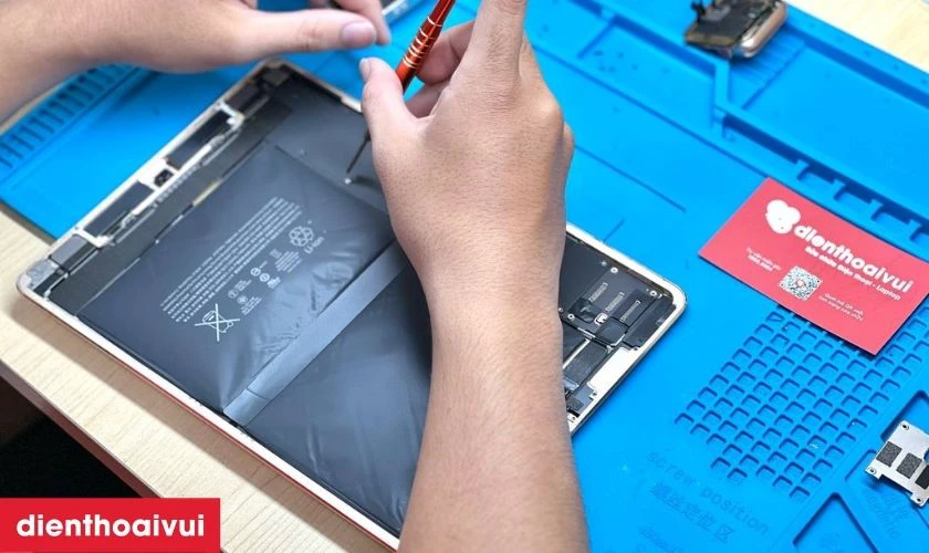 Kiểm tra, xác định lỗi pin iPad 3 và báo giá cho khách